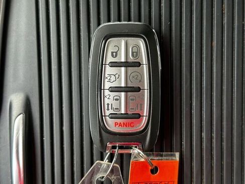 Used 2023 Chrysler Pacifica Touring-L AWD/4WD image 31