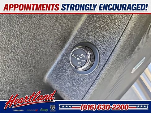 Used 2021 Chevrolet Traverse Premier AWD/4WD image 33