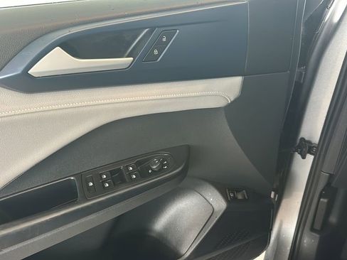 Used 2024 Volkswagen Taos SE image 24