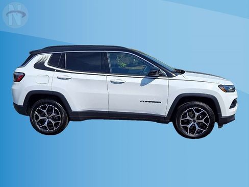 Used 2025 Jeep Compass Limited w/ Mopar Graphics Package AWD/4WD image 9