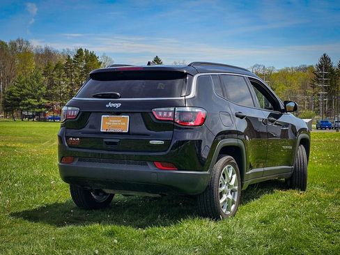 Used 2024 Jeep Compass Latitude AWD/4WD image 4