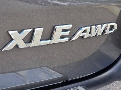 Used 2019 Toyota Highlander XLE AWD/4WD image 9