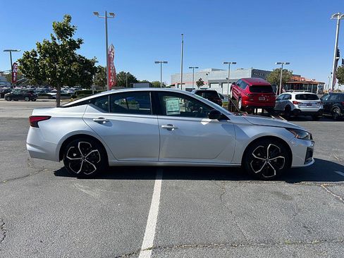 Used 2023 Nissan Altima 2.5 SR FWD image 7