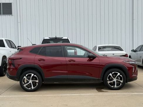 Used 2024 Chevrolet Trax RS w/ Sunroof Package FWD image 3