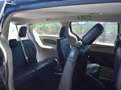 Used 2024 Chrysler Pacifica Touring-L FWD image 27