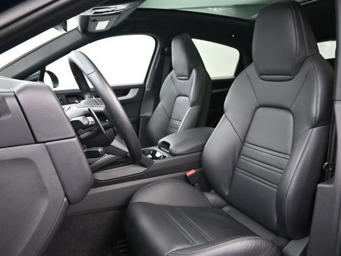 Certified 2024 Porsche Cayenne Coupe image 5