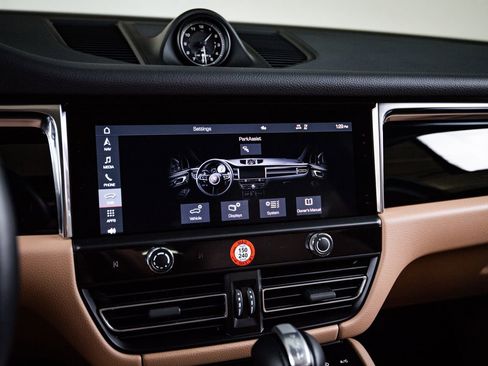 Certified 2025 Porsche Macan AWD/4WD image 18