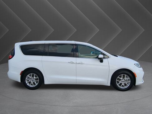 Used 2023 Chrysler Pacifica Touring-L image 2