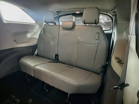 Used 2024 Toyota Sienna XLE FWD image 29