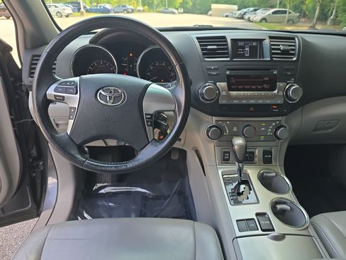 Used 2011 Toyota Highlander SE w/ Tow Pkg FWD image 17