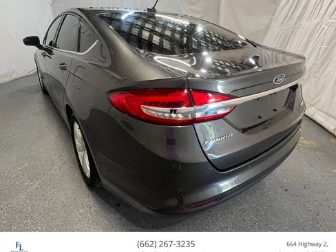 Used 2018 Ford Fusion SE w/ Fusion SE Technology Package FWD image 5