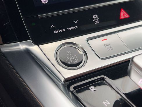 Used 2022 Audi e-tron Premium Plus w/ Premium Plus Package image 19