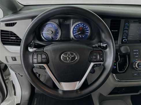 Used 2019 Toyota Sienna LE AWD/4WD image 17