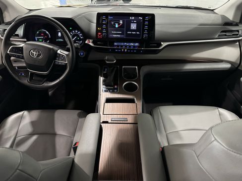 Used 2022 Toyota Sienna XLE image 22