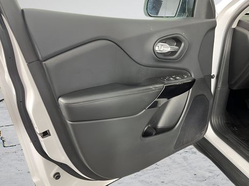 Used 2019 Jeep Cherokee Latitude Plus AWD/4WD image 9