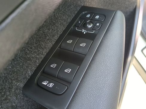 Used 2023 Volvo XC40 Recharge Plus image 47