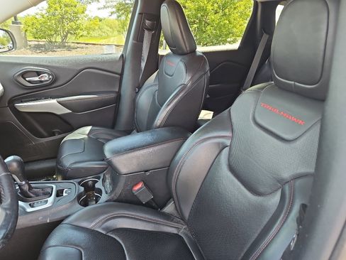 Used 2018 Jeep Cherokee Trailhawk w/ Quick Order Package 27L AWD/4WD image 8