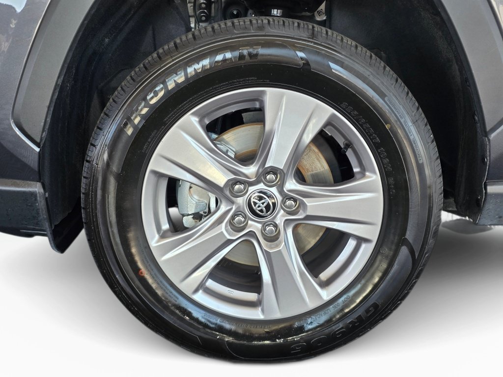 Used 2025 Toyota RAV4 XLE AWD/4WD image 11