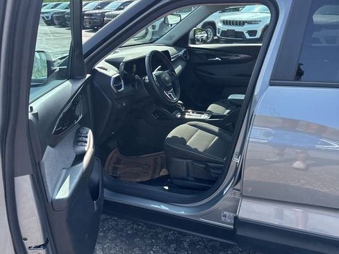 Used 2024 Chevrolet TrailBlazer LT w/ LT Cold Weather Package image 17