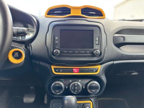 Used 2015 Jeep Renegade Latitude w/ Popular Equipment Group image 23