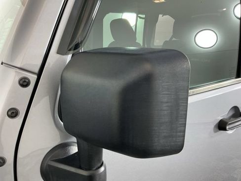 Used 2015 Jeep Wrangler Unlimited Rubicon w/ Connectivity Group AWD/4WD image 9