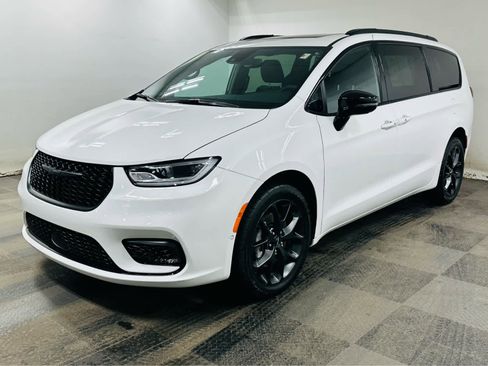 Certified 2023 Chrysler Pacifica Limited w/ S Appearance Package AWD/4WD image 3