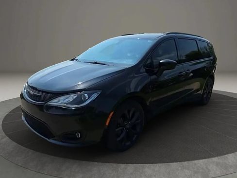 Used 2019 Chrysler Pacifica Touring-L FWD image 3