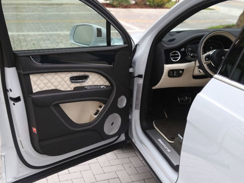 Used 2021 Bentley Bentayga image 35