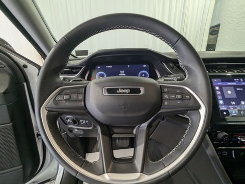 Used 2023 Jeep Grand Cherokee Laredo image 16