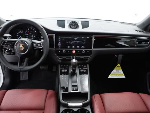 Certified 2025 Porsche Macan image 13