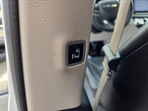 Used 2022 Chrysler Pacifica Touring-L FWD image 32