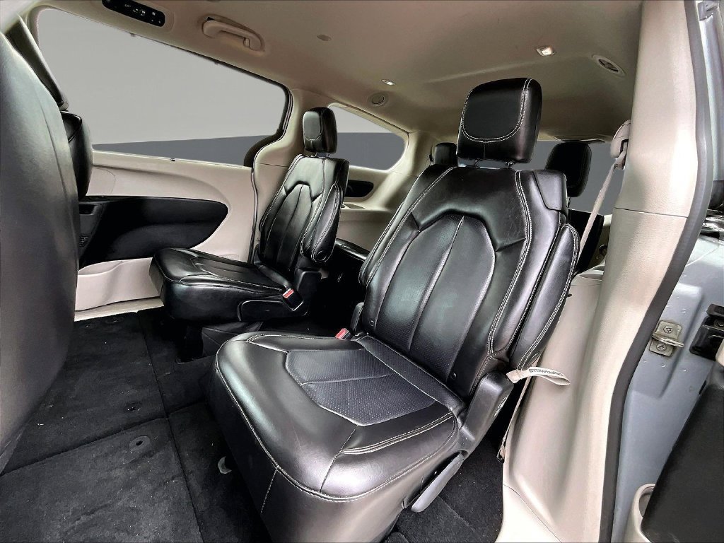 Used 2023 Chrysler Pacifica Touring-L FWD image 25