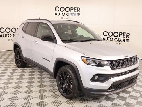 Used 2025 Jeep Compass Latitude w/ Altitude Special Edition AWD/4WD image 1