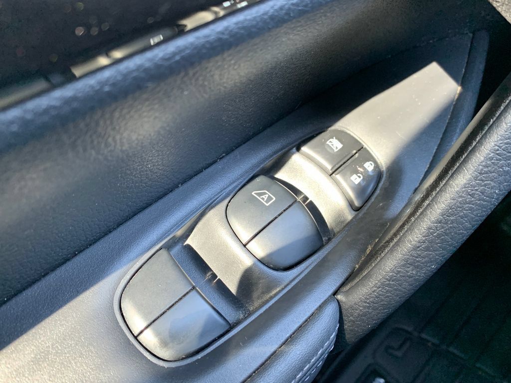 Used 2019 Nissan Rogue S w/ Special Edition Package FWD image 25