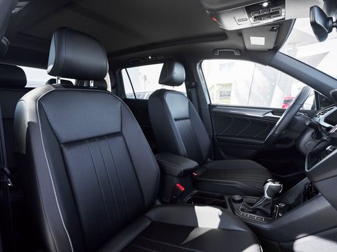 Used 2024 Volkswagen Tiguan SE R-Line image 27