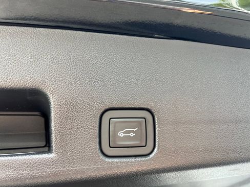 Used 2025 Chevrolet Traverse LT image 9