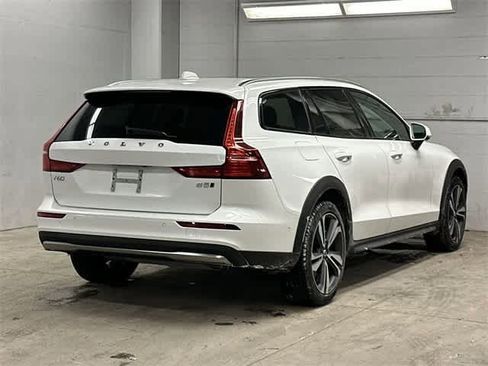 Used 2025 Volvo V60 B5 Cross Country Plus image 26