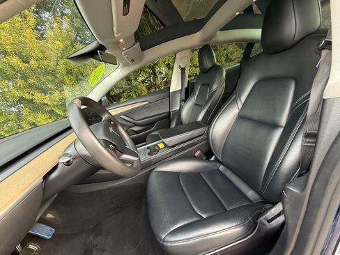 Used 2022 Tesla Model 3 Standard Range image 2