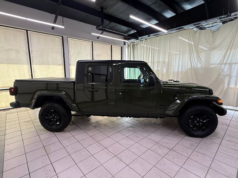Used 2022 Jeep Gladiator Sport AWD/4WD image 3