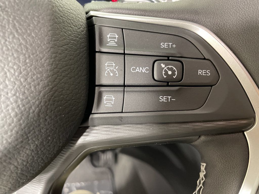 New 2025 Jeep Grand Cherokee Laredo X w/ Luxury Tech Group I AWD/4WD image 24