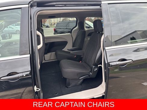 Used 2023 Chrysler Voyager LX image 3