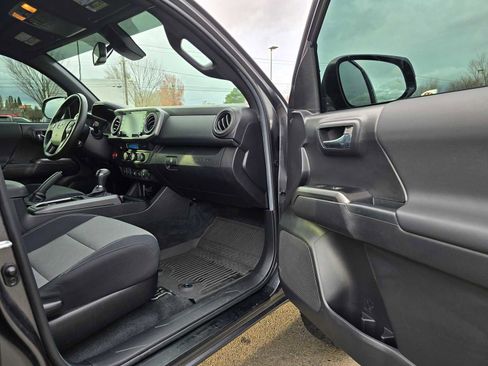 Used 2022 Toyota Tacoma TRD Off-Road image 13