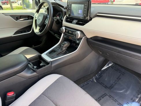 Used 2021 Toyota RAV4 XLE FWD image 8