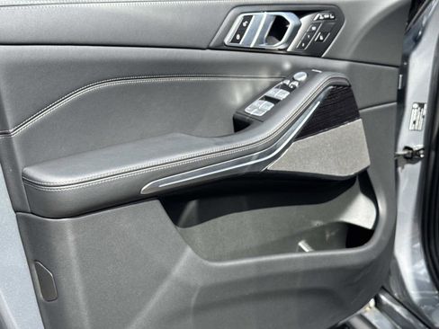 Used 2025 BMW X7 xDrive40i w/ M Sport Package image 18