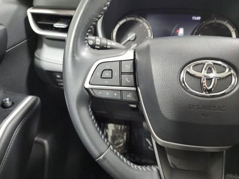 Used 2022 Toyota Highlander XLE AWD/4WD image 30