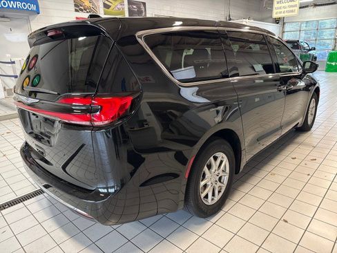Used 2026 Chrysler Pacifica Select FWD image 3