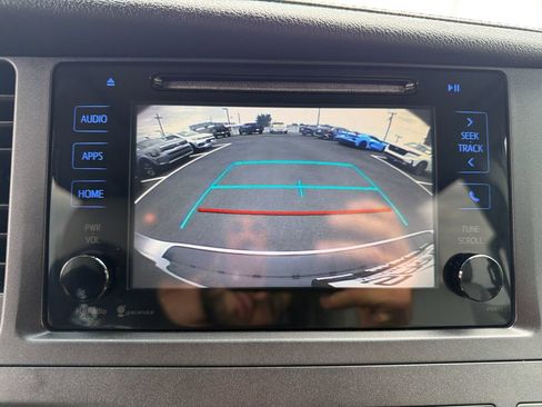 Used 2015 Toyota Sienna XLE FWD image 19