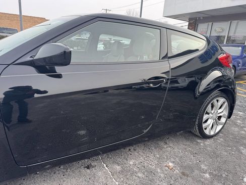 Used 2013 Hyundai Veloster w/ Style Pkg image 16