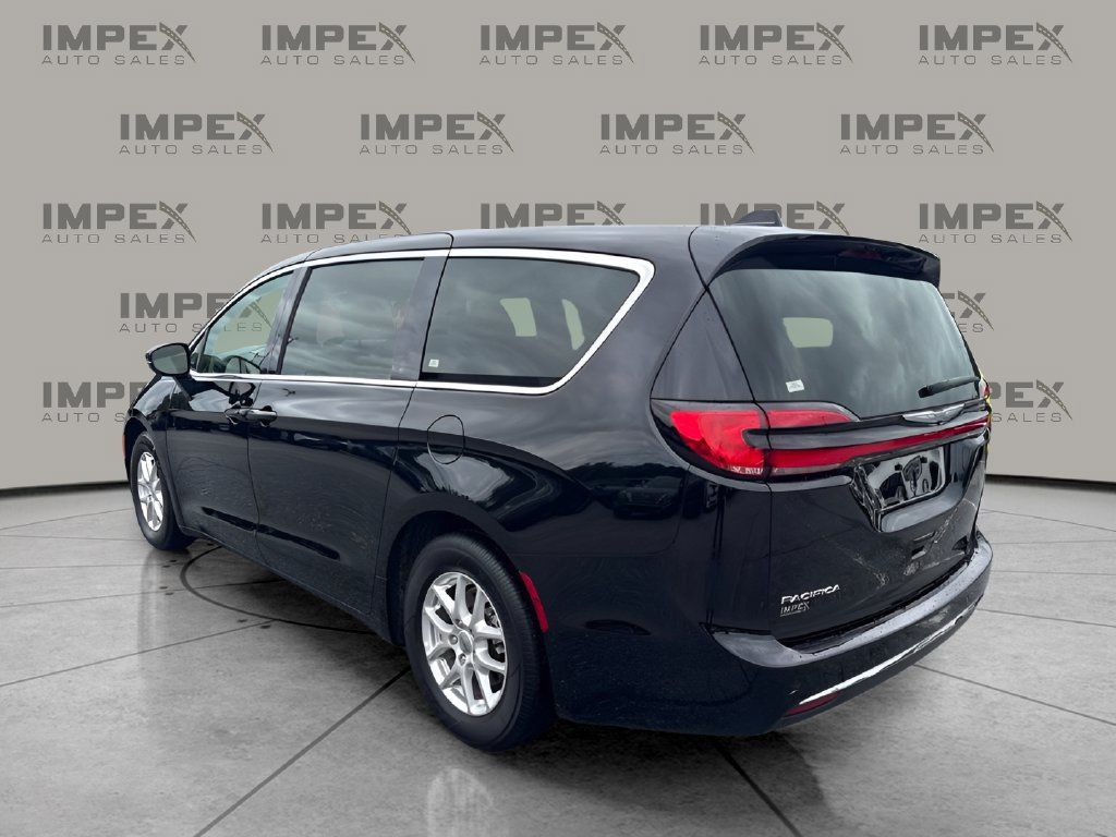 Used 2024 Chrysler Pacifica Touring-L FWD image 3