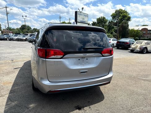 Used 2018 Chrysler Pacifica Touring-L Plus w/ Tire & Wheel Group image 8